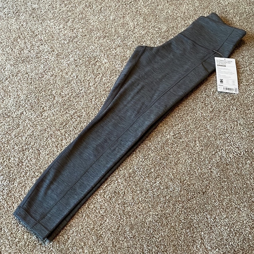 Athleta ultimate capri stash pocket 7/8 NWT